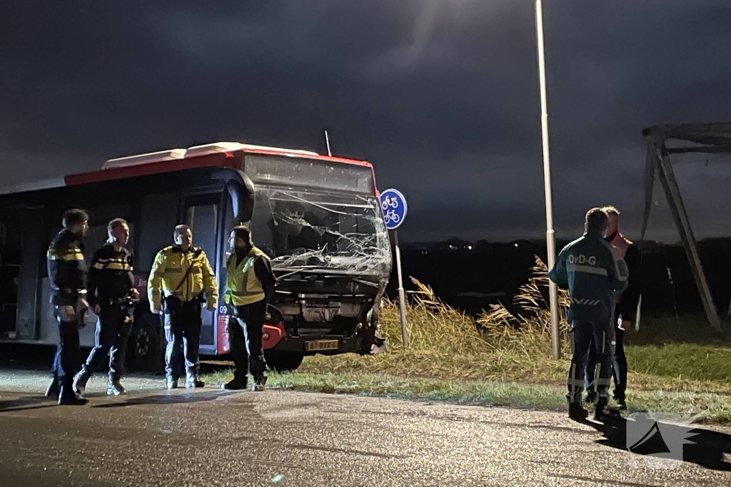 Vrouw (21) overleden na ernstig ongeval tussen lijnbus en auto