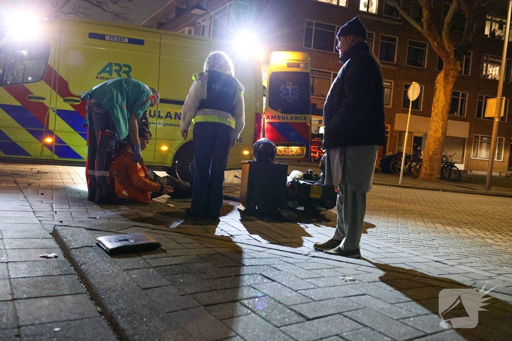 Scooterbezorger gewond na aanrijding met auto