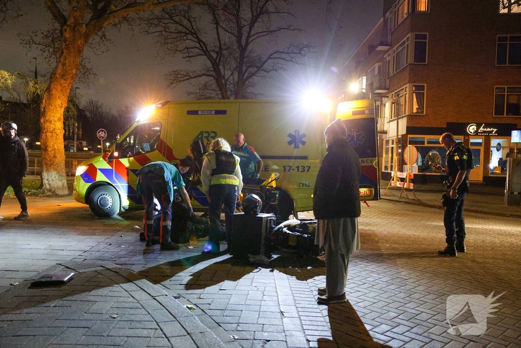 Scooterbezorger gewond na aanrijding met auto