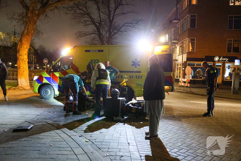 Scooterbezorger gewond na aanrijding met auto