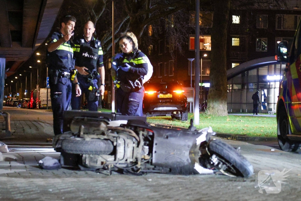 Scooterbezorger gewond na aanrijding met auto