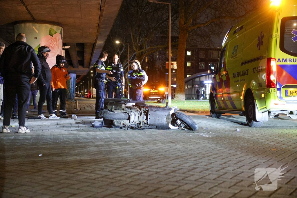Scooterbezorger gewond na aanrijding met auto