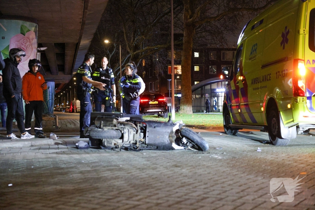 Scooterbezorger gewond na aanrijding met auto