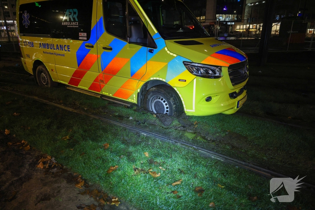 Ambulance vastgelopen tijdens inzet