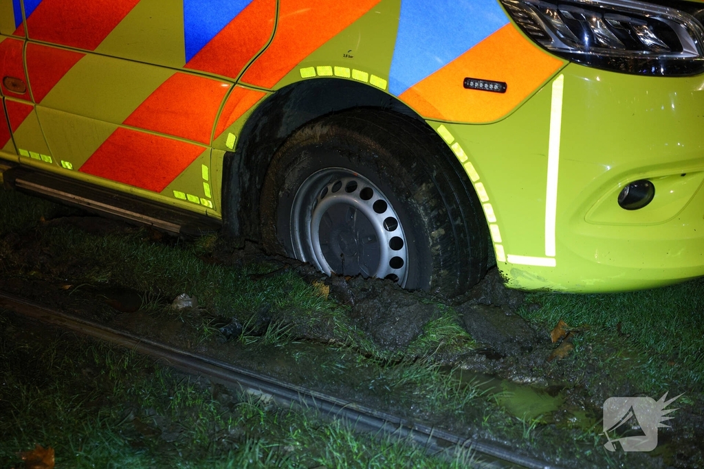 Ambulance vastgelopen tijdens inzet