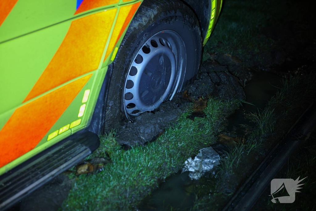 Ambulance vastgelopen tijdens inzet
