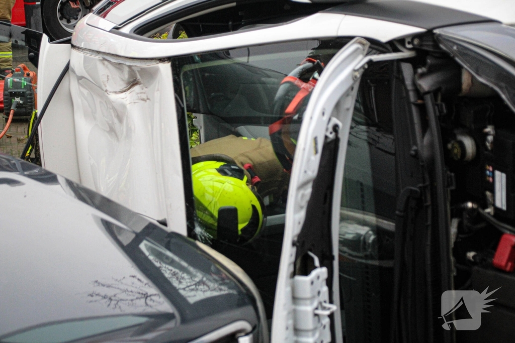 Auto komt op kant na ongeval