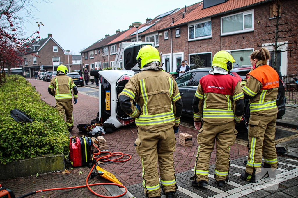 Auto komt op kant na ongeval