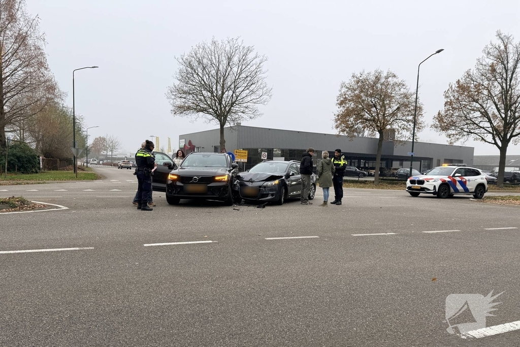 Auto's botsen op elkaar, één gewonde