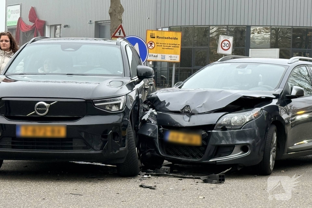 Auto's botsen op elkaar, één gewonde