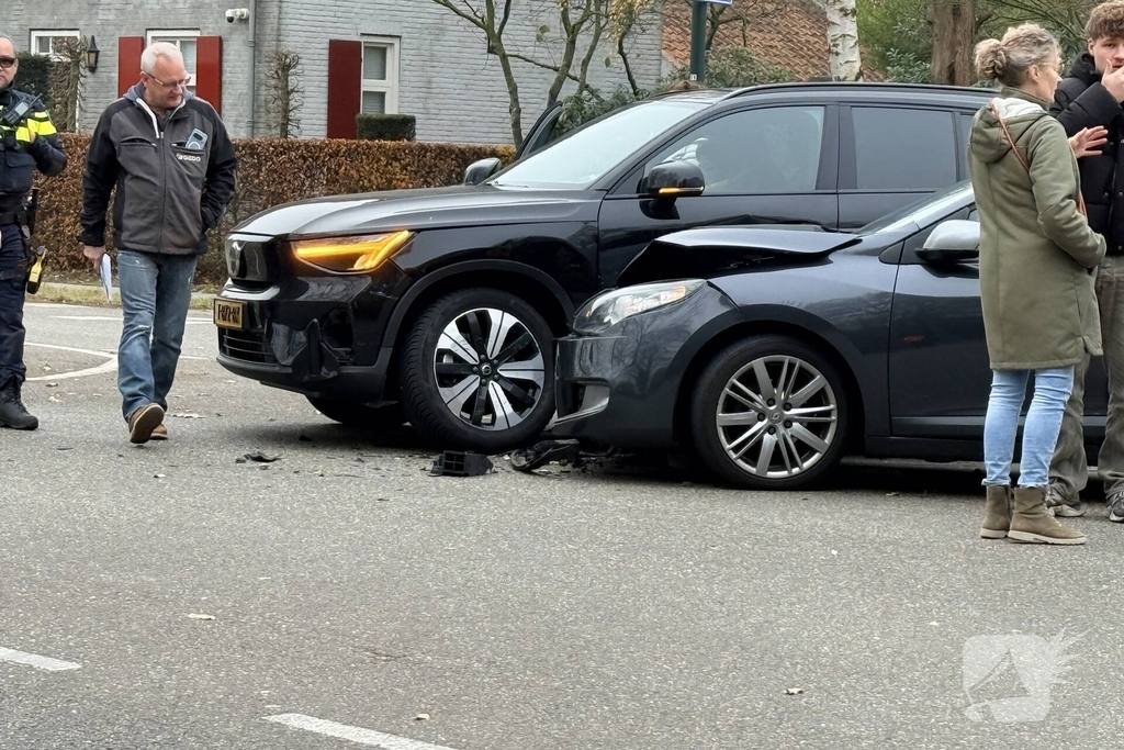 Auto's botsen op elkaar, één gewonde