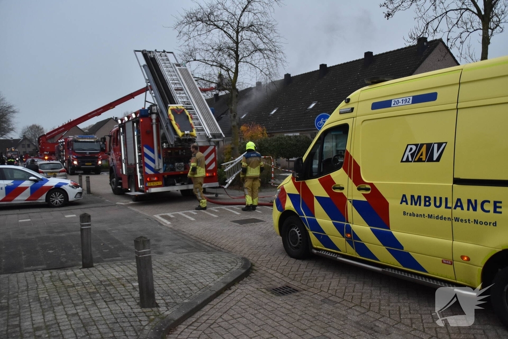 Brandweer sloopt dak om vlammen te doven