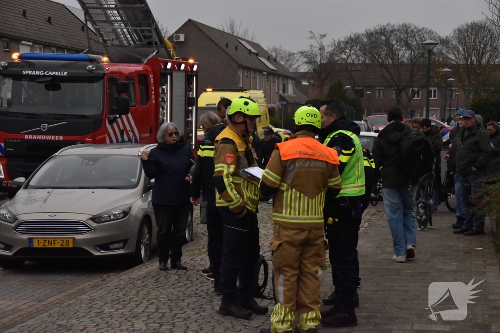 Brandweer sloopt dak om vlammen te doven