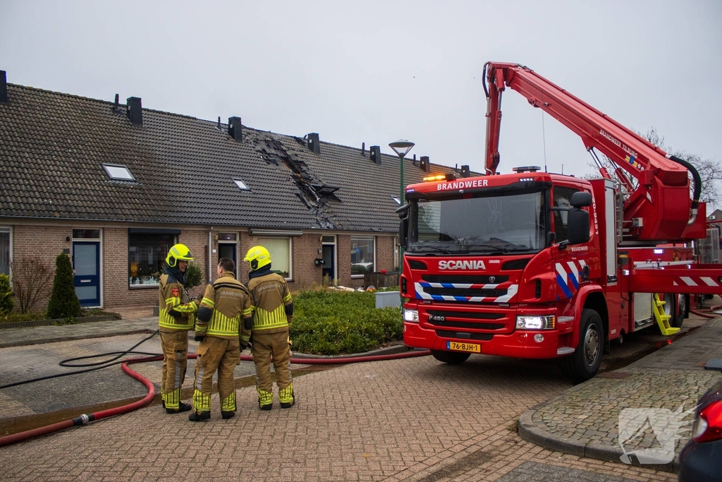 Brandweer sloopt dak om vlammen te doven