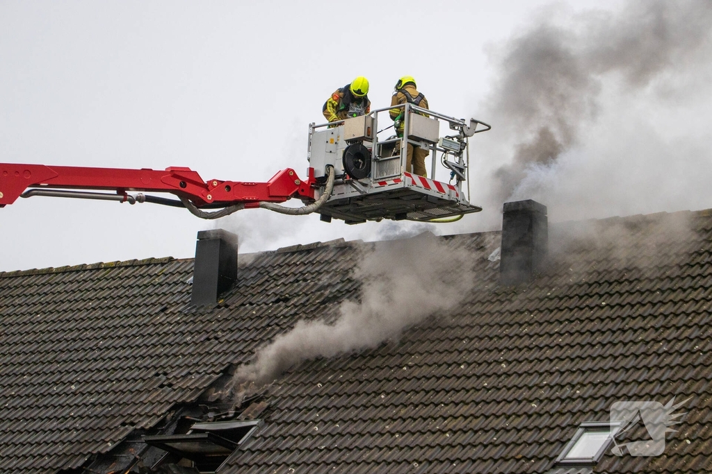 Brandweer sloopt dak om vlammen te doven