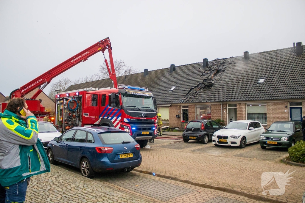 Brandweer sloopt dak om vlammen te doven