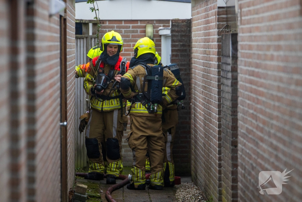 Brandweer sloopt dak om vlammen te doven