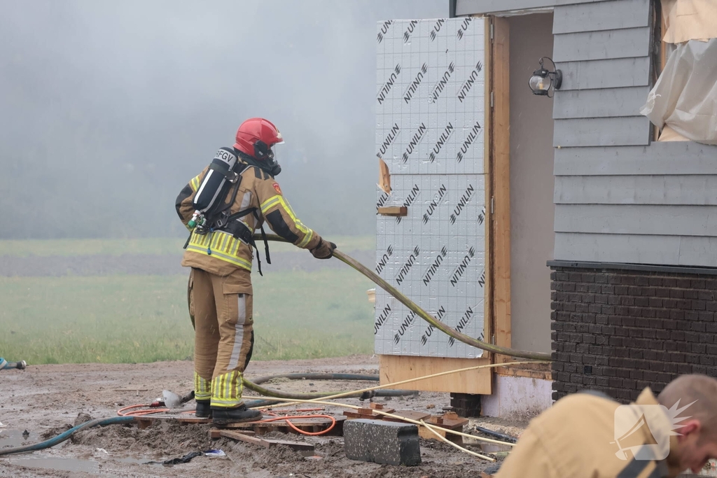 Brand op dak van woning tijdens bouw