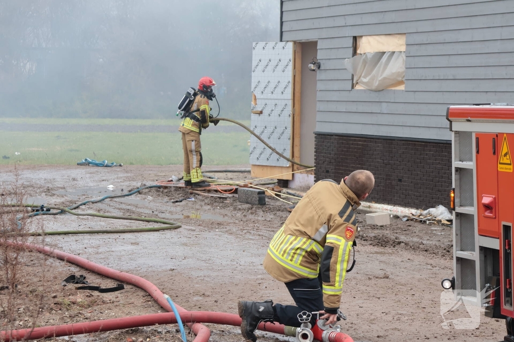 Brand op dak van woning tijdens bouw