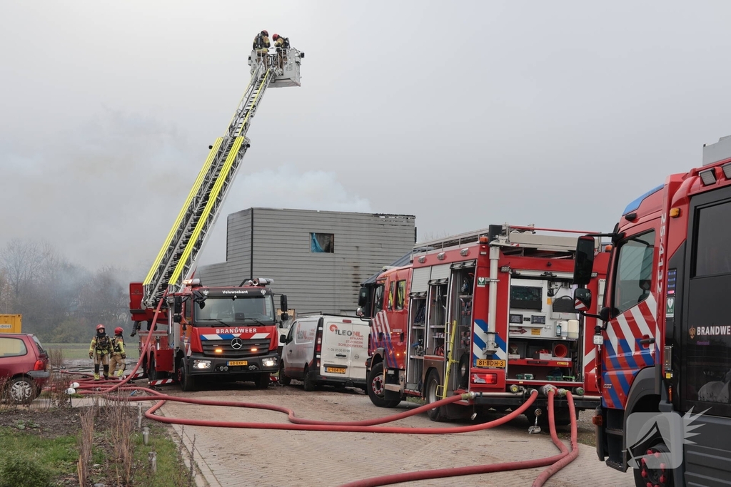 Brand op dak van woning tijdens bouw