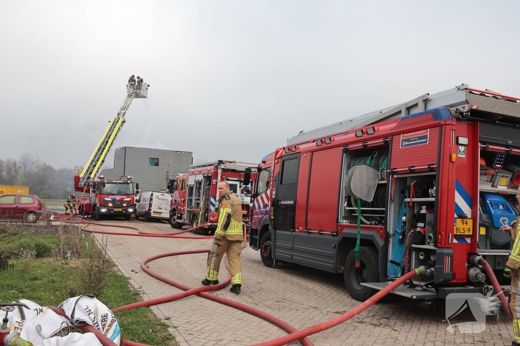 Brand op dak van woning tijdens bouw