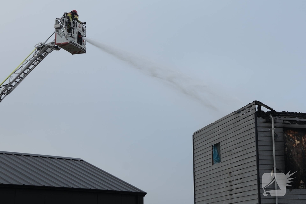 Brand op dak van woning tijdens bouw