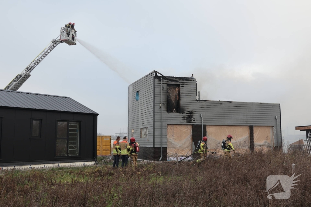 Brand op dak van woning tijdens bouw