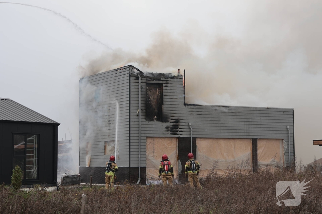 Brand op dak van woning tijdens bouw