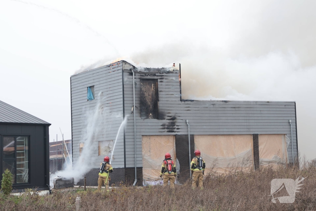 Brand op dak van woning tijdens bouw