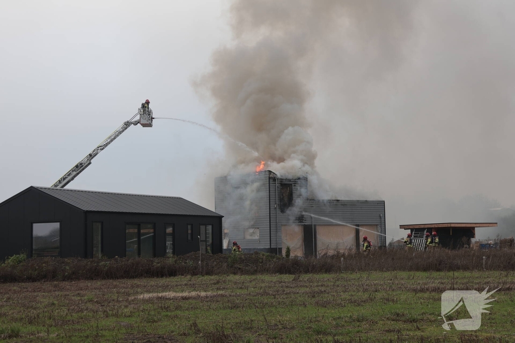 Brand op dak van woning tijdens bouw