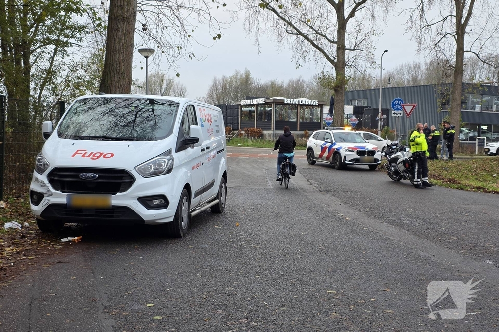 Scooter en bestelbus botsen op elkaar
