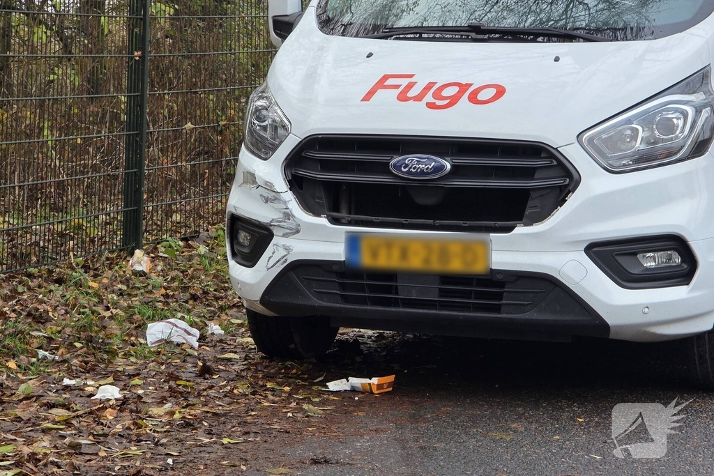 Scooter en bestelbus botsen op elkaar