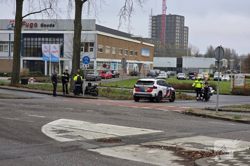 Scooter en bestelbus botsen op elkaar