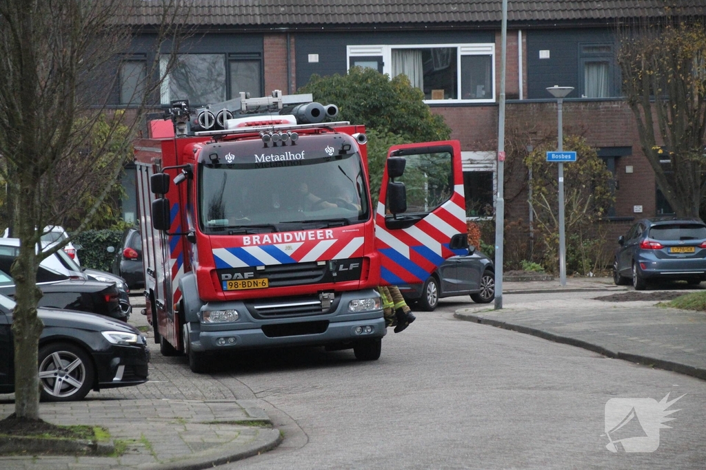 Brandweer onderzoekt vreemde geur in woning