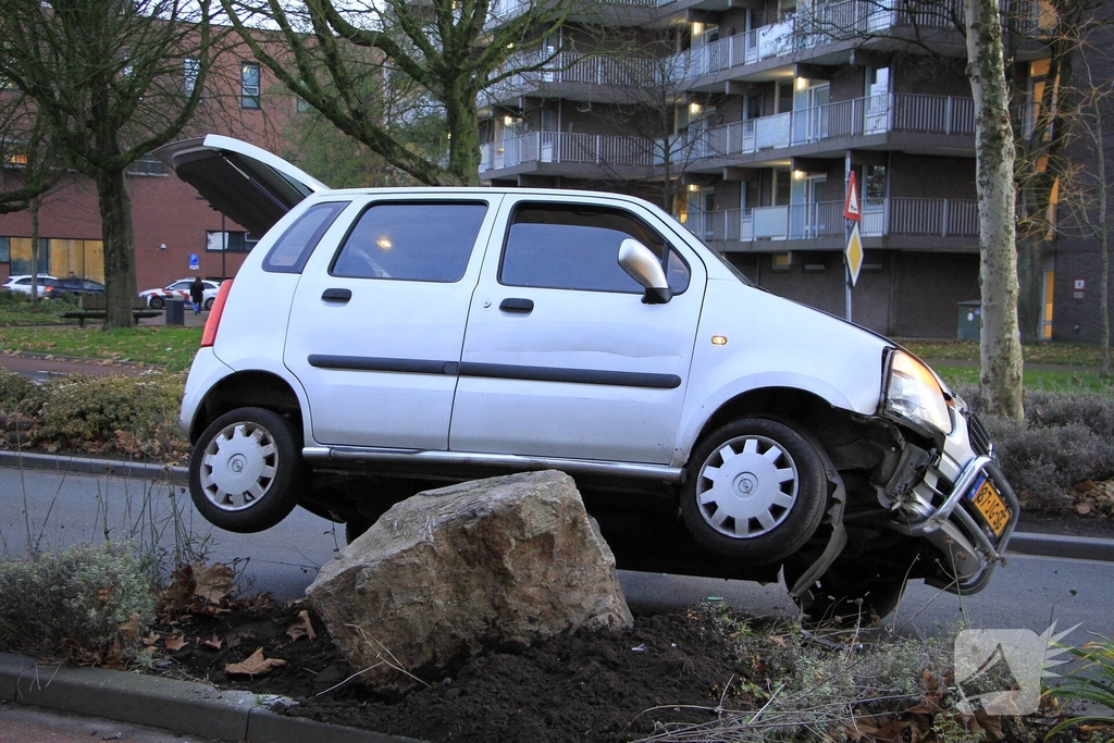 Ongeval leidt tot gewonden na aanrijding met kei
