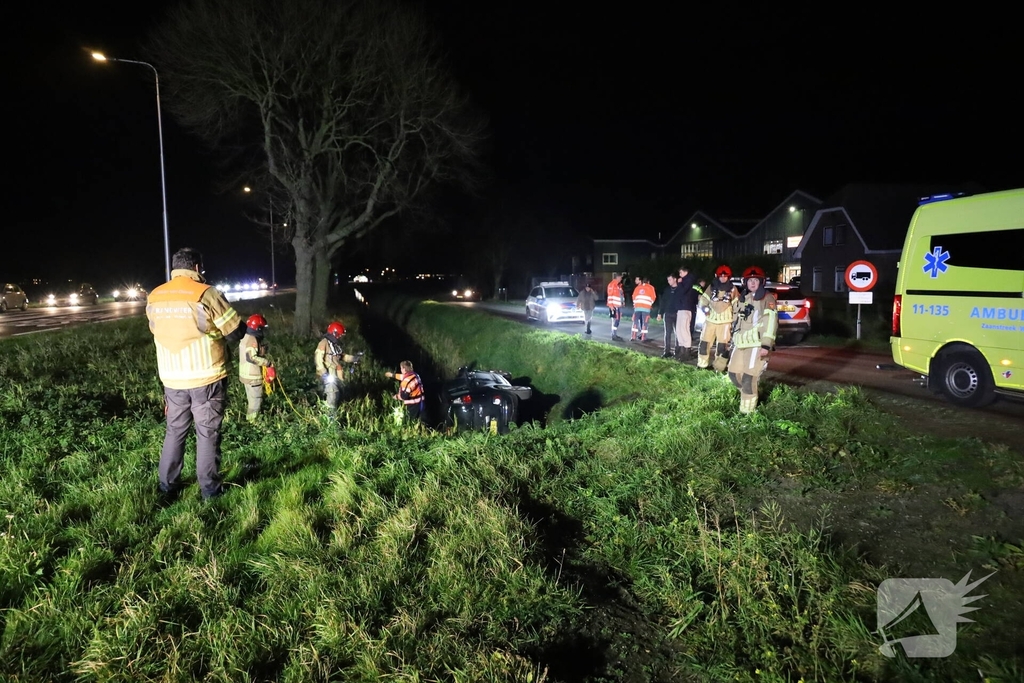 Auto belandt op zijkant in sloot