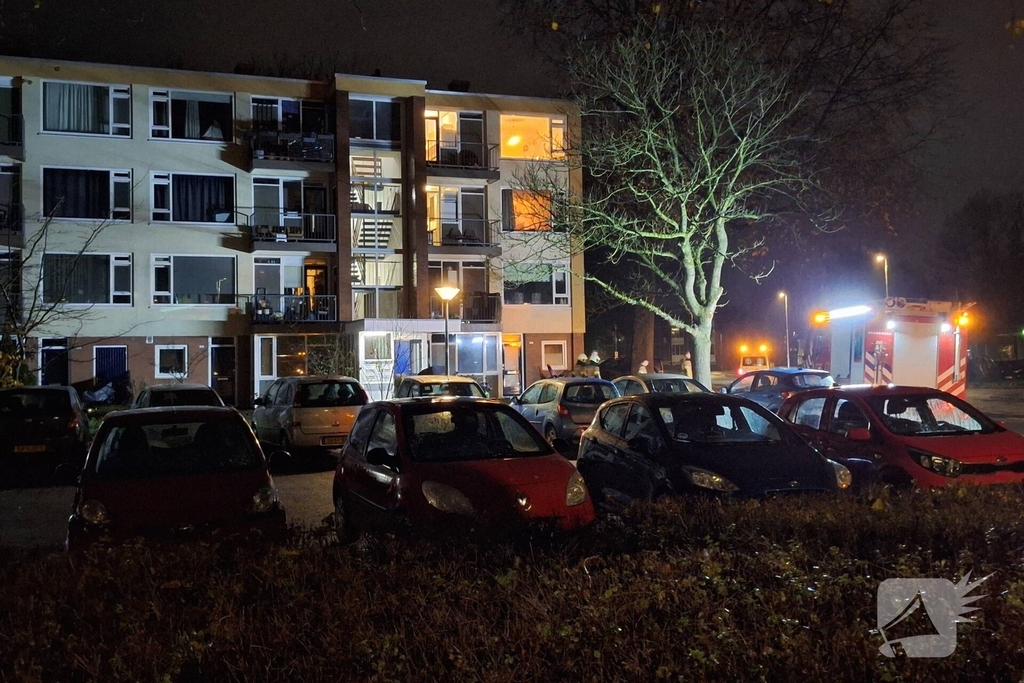 Ambulanceverpleegkundige controleert slachtoffer na brand