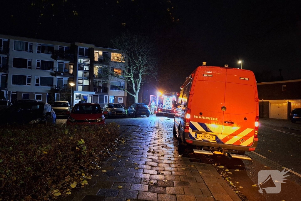 Ambulanceverpleegkundige controleert slachtoffer na brand