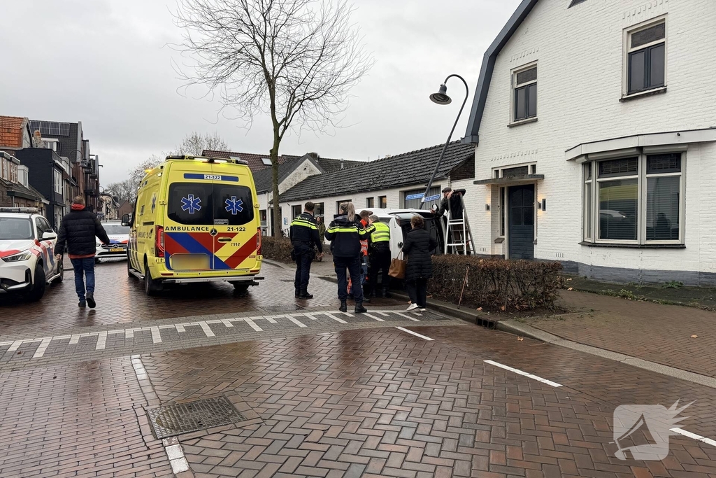 Auto belandt op kant na ongeval