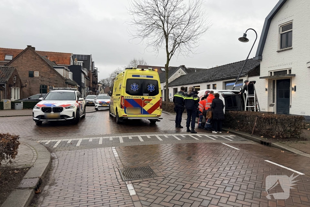 Auto belandt op kant na ongeval