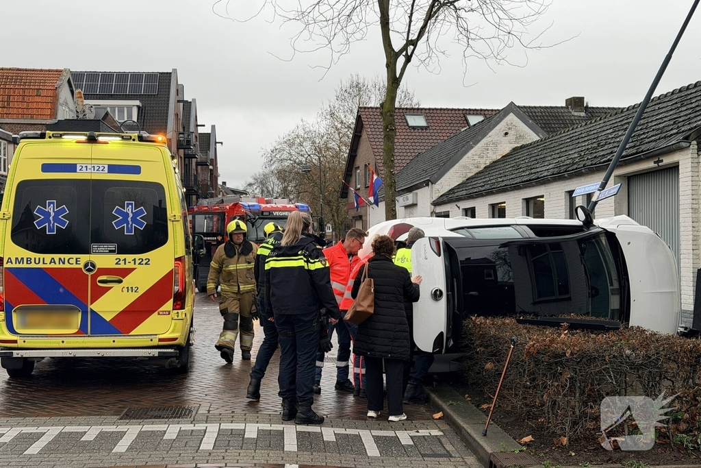 Auto belandt op kant na ongeval