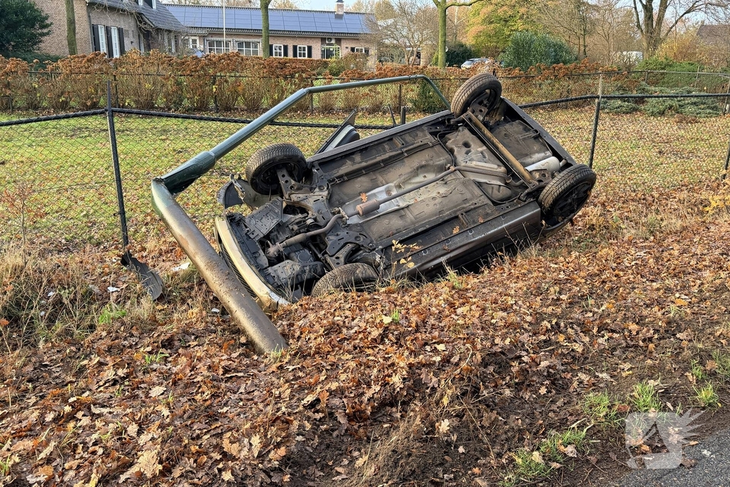 Auto belandt op kop in sloot na ongeval