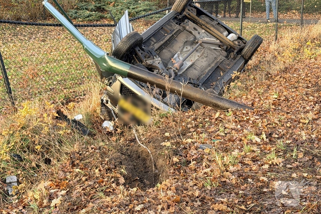 Auto belandt op kop in sloot na ongeval
