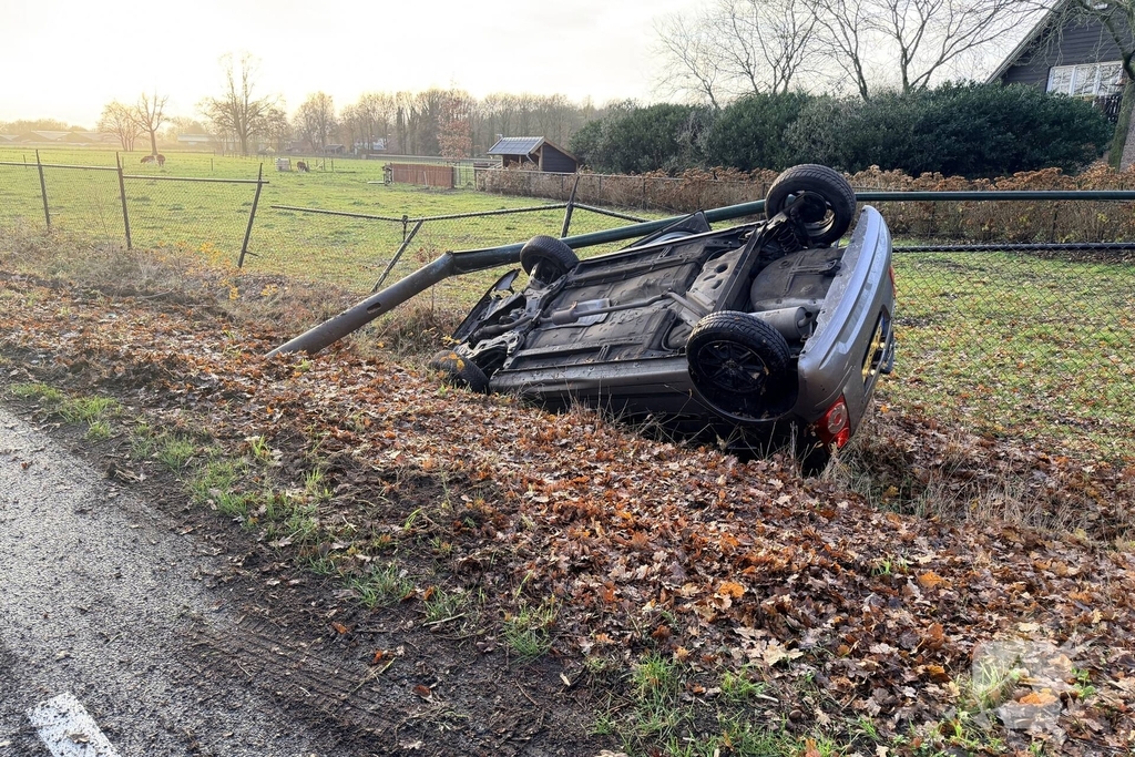 Auto belandt op kop in sloot na ongeval