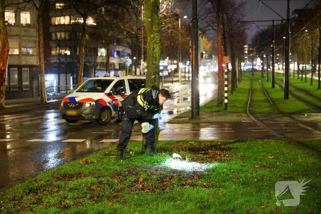 Fietser vliegt door rood bij Pompenburg en verliest tanden na harde botsing