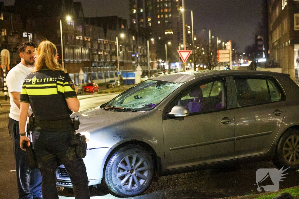 Fietser vliegt door rood bij Pompenburg en verliest tanden na harde botsing