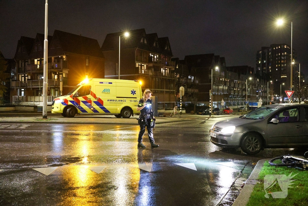 Fietser vliegt door rood bij Pompenburg en verliest tanden na harde botsing