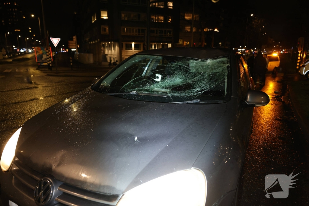 Fietser vliegt door rood bij Pompenburg en verliest tanden na harde botsing
