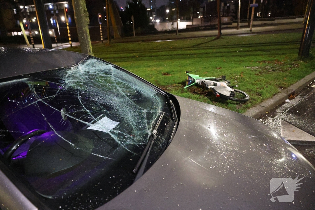 Fietser vliegt door rood bij Pompenburg en verliest tanden na harde botsing
