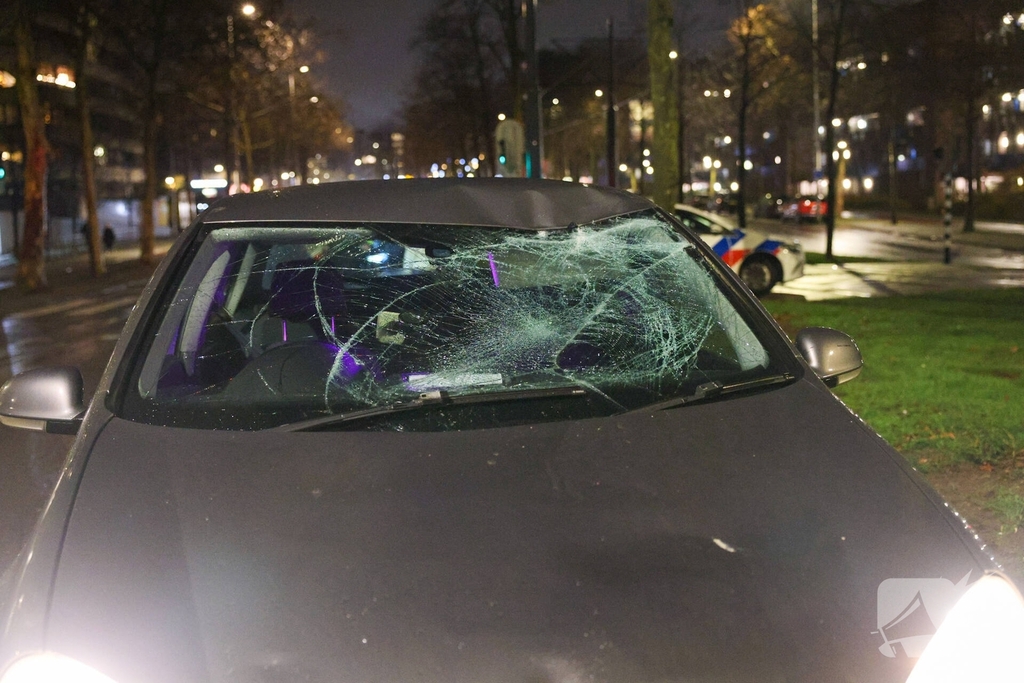 Fietser vliegt door rood bij Pompenburg en verliest tanden na harde botsing